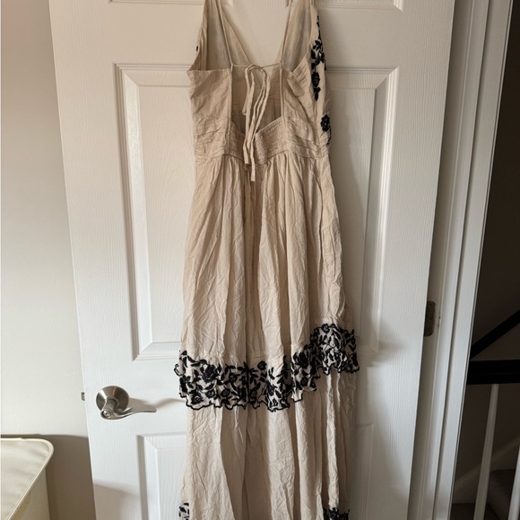 Abercrombie & Fitch Cream Dress with Black Floral Design - Picture 2 of 6